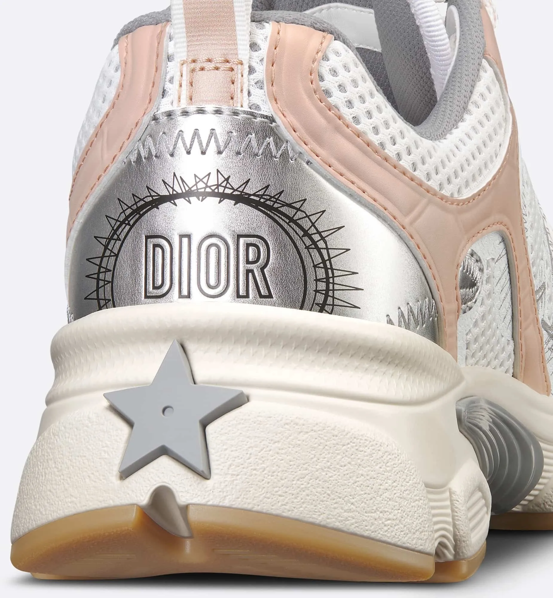 👟👟Ex-factory price 560👟👟 Dior Casual Sports Shoes Dad Shoes This new Dior Chrono sports shoe autumn ready-to-wear series reinterprets running shoes with Dior's high-end style. White and black mesh fabric with leather-effect panels, CD logo on the sides, star patch on the tongue and Dior logo on the heel, many details highlight the style. Using two-color laces, lightweight soles with star decoration, it can create a casual look all year round ▪️Size: 35-40